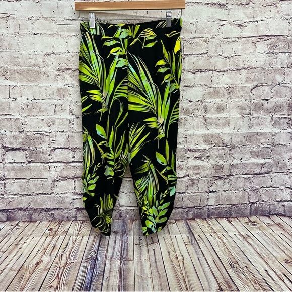 Susan Graver Black Tropical Leaf Print Crop Pants - Picture 1 of 8